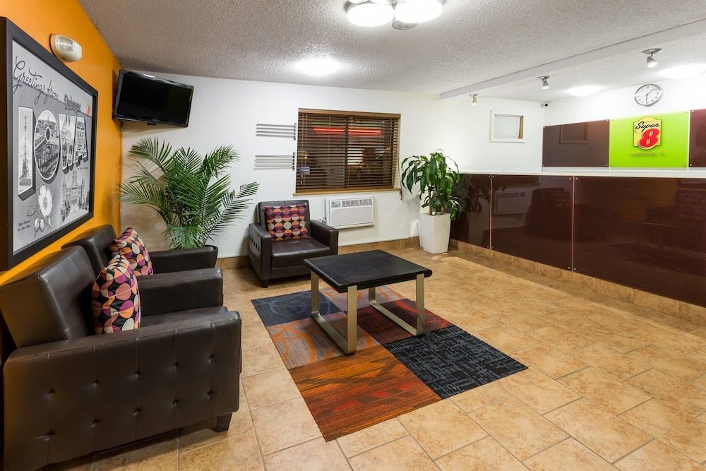 Super 8 by Wyndham Dubuque 2