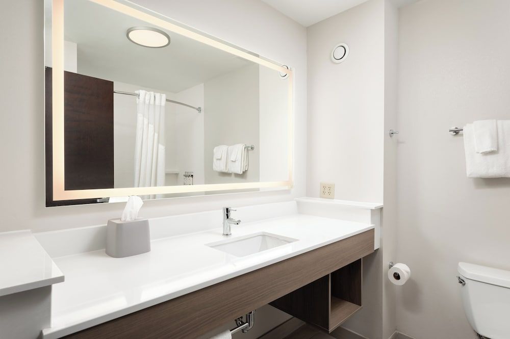 Holiday Inn Express & Suites NEWPORT SOUTH by IHG 1