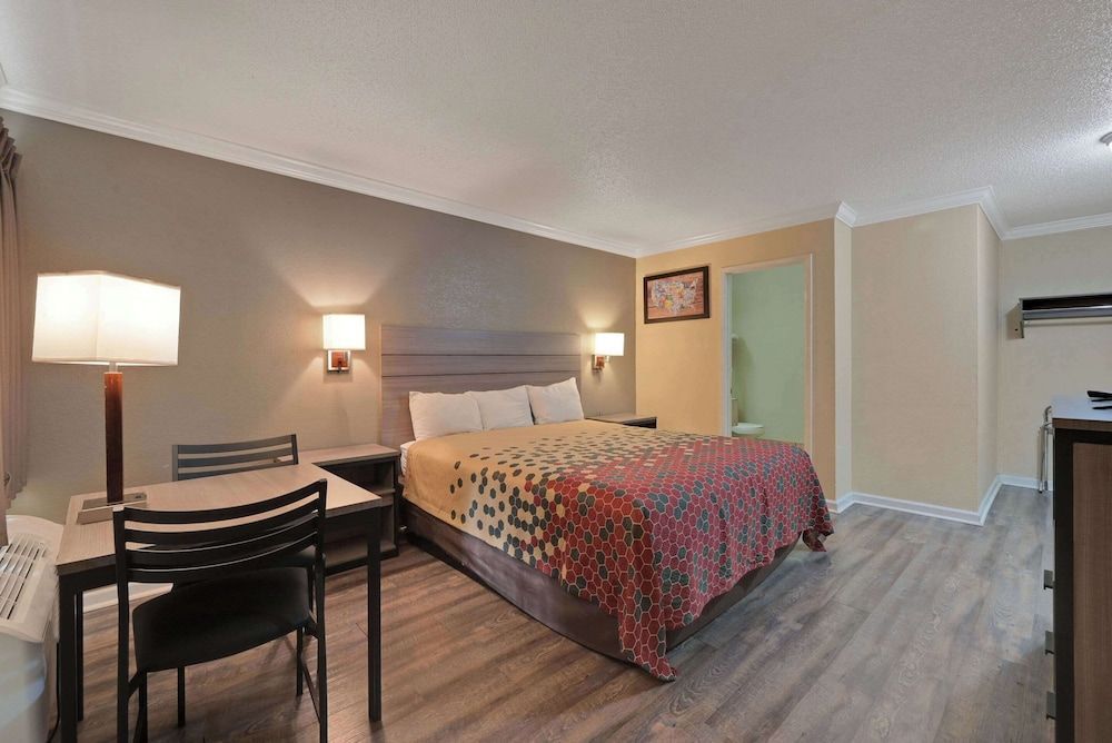 Econo Lodge Woodland near I-5 1