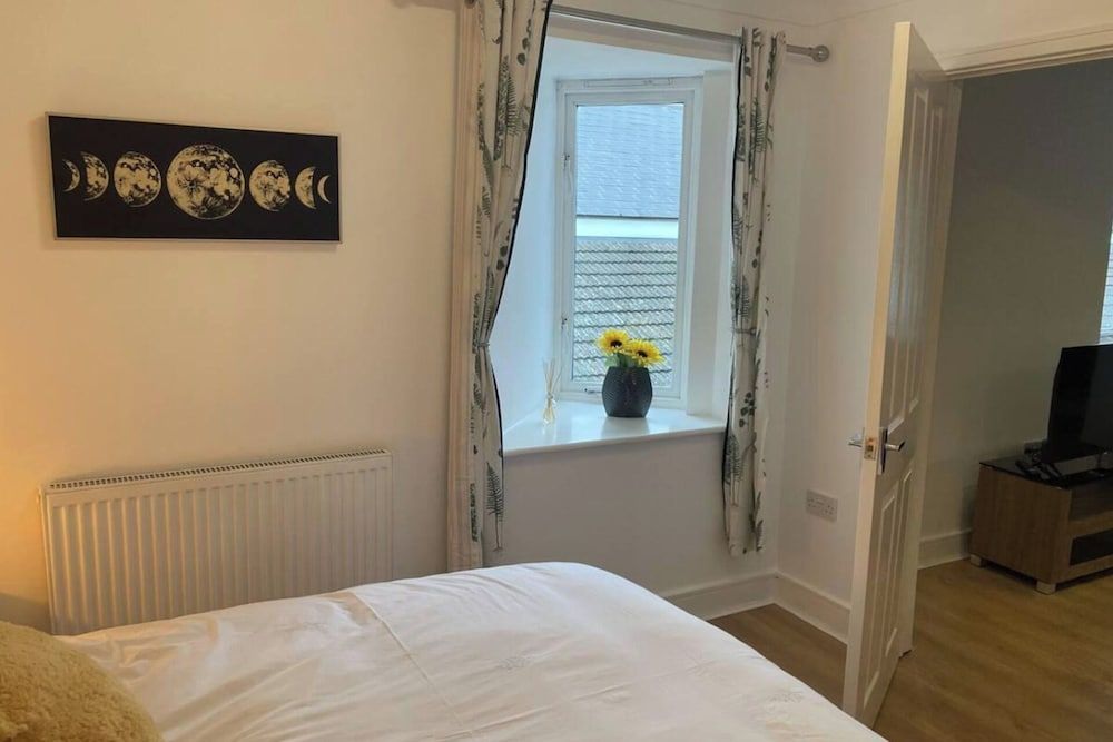 1 Bed and Sofa bed Sleeps 4,pets Ok - Free Parking 2
