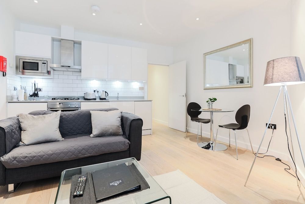 Trafalgar Square by Excel Apartments 1