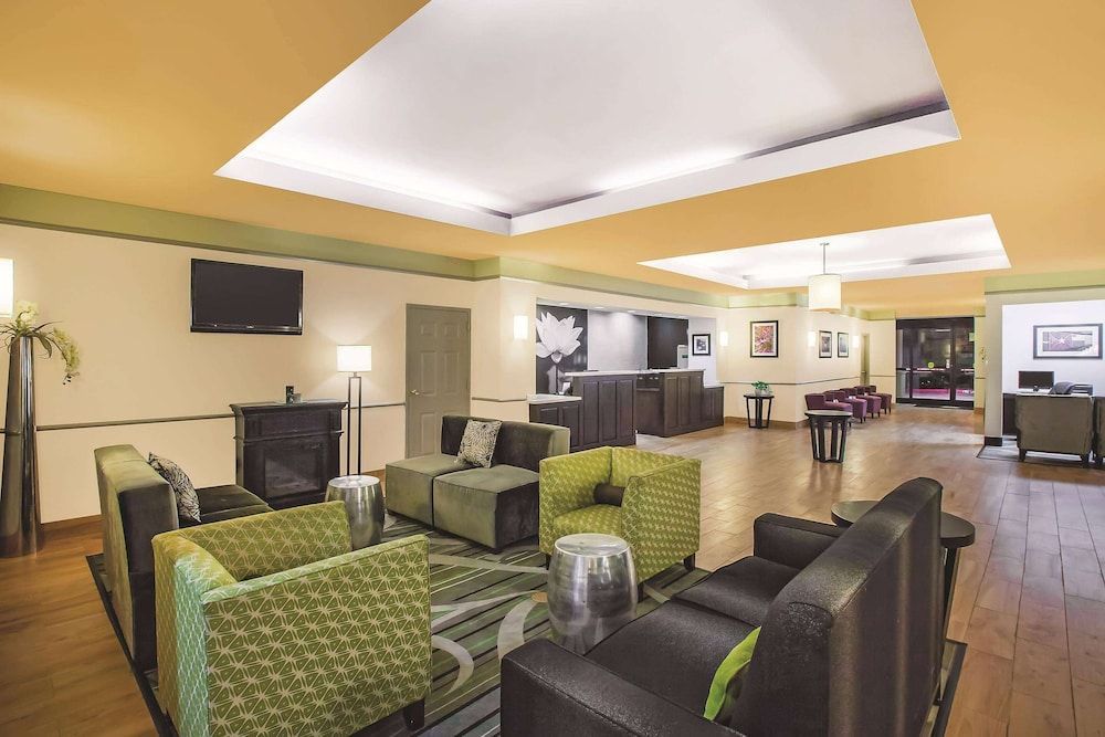 La Quinta Inn & Suites by Wyndham Beaumont West 2