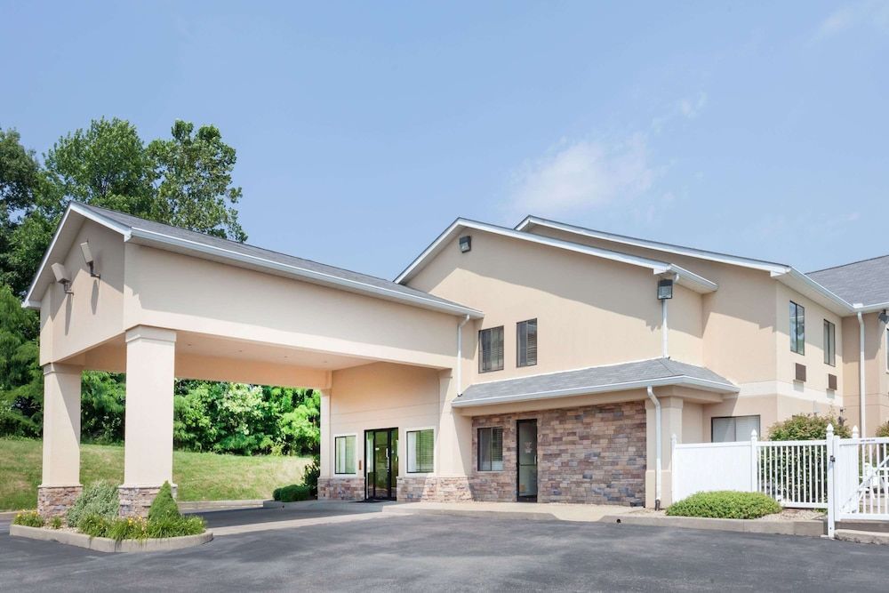 Ramada by Wyndham Tell City 1