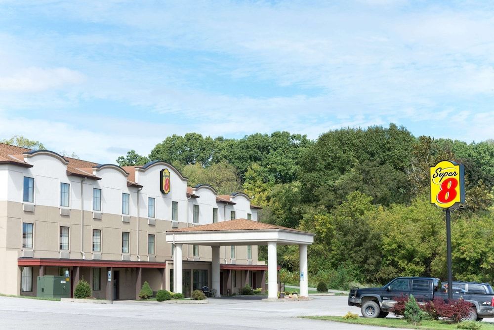 Super 8 by Wyndham Beaver Falls 1