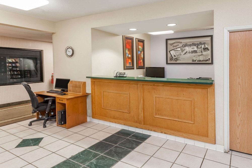 Super 8 by Wyndham Huntington 1