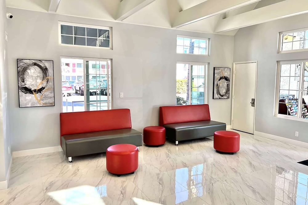 Ramada by Wyndham Anaheim Convention Center 2
