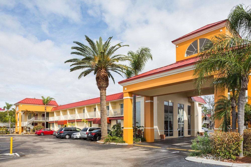 Days Inn & Suites by Wyndham Port Richey 1