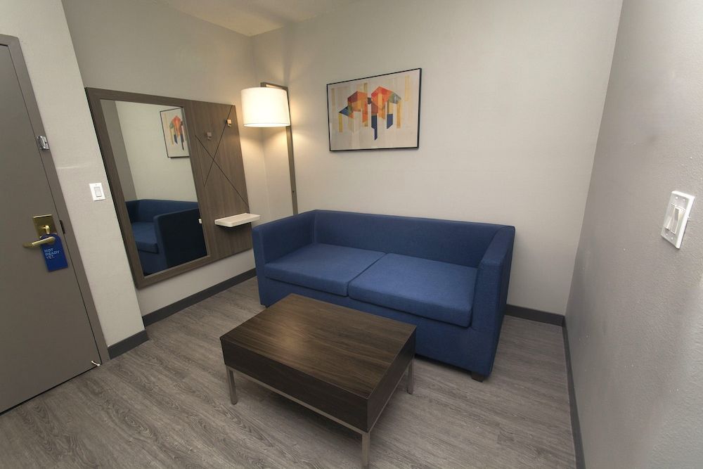 Holiday Inn Express & Suites COCOA by IHG 2