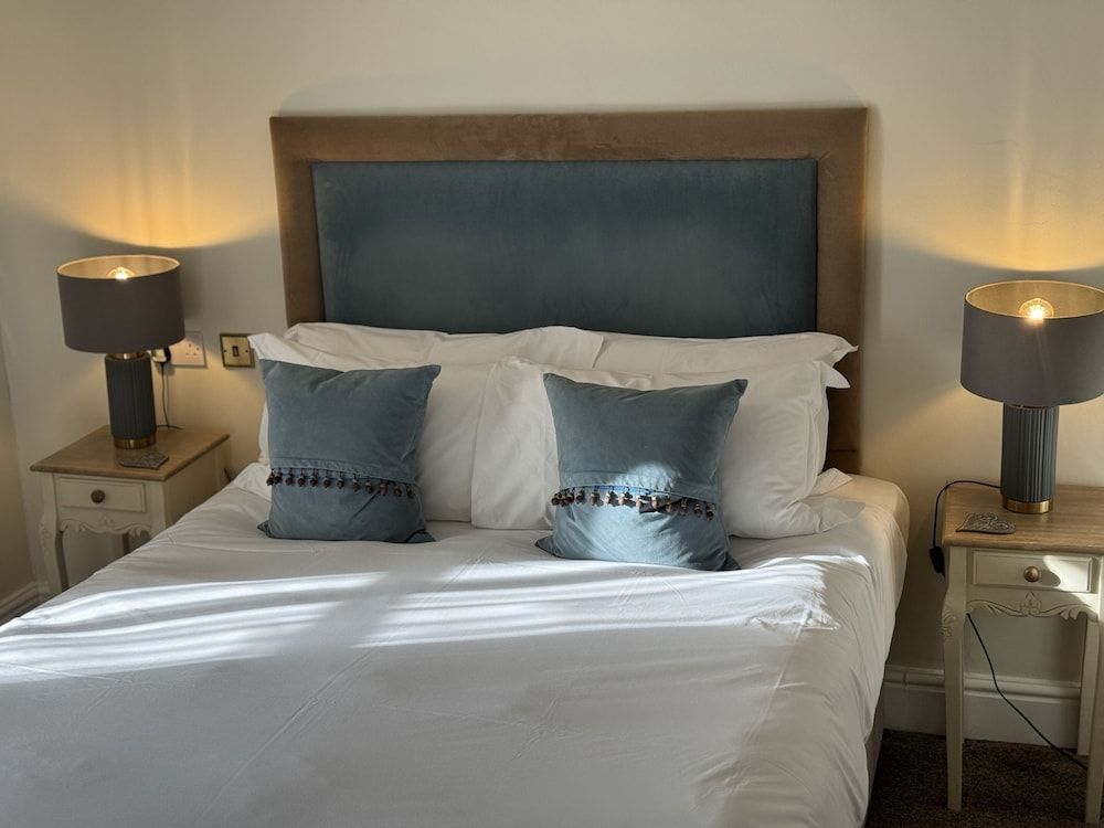 The Old Fourpenny Shop Hotel 2