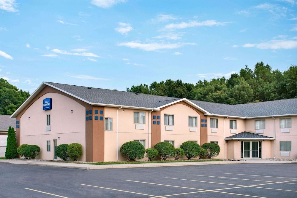 Baymont Toledo Airport Hotel Swanton 1
