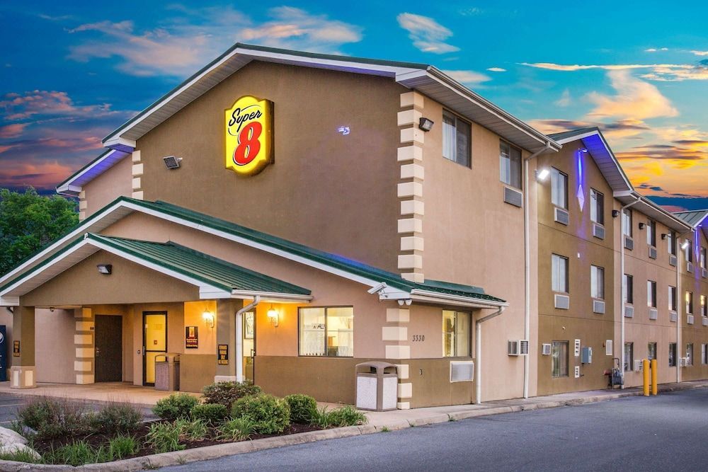 Super 8 by Wyndham Harrisonburg 1