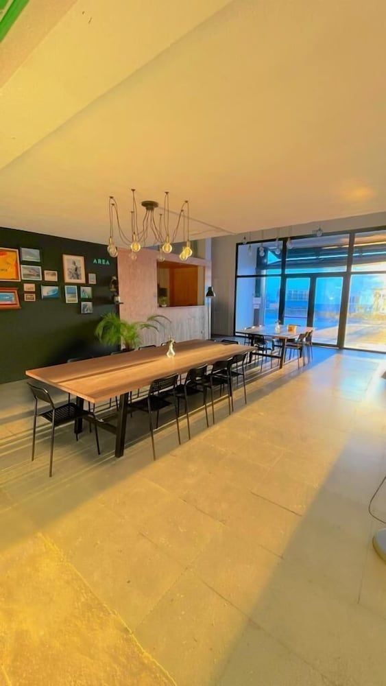 Area Surf House 2