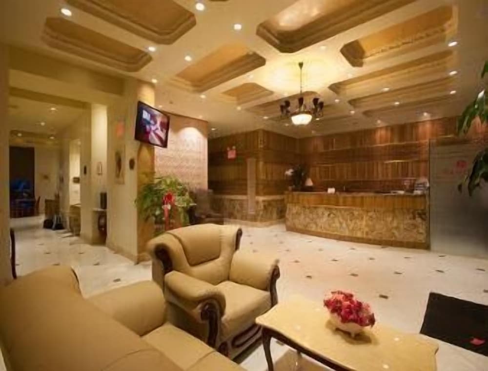 Ramada by Wyndham Flushing Queens 2