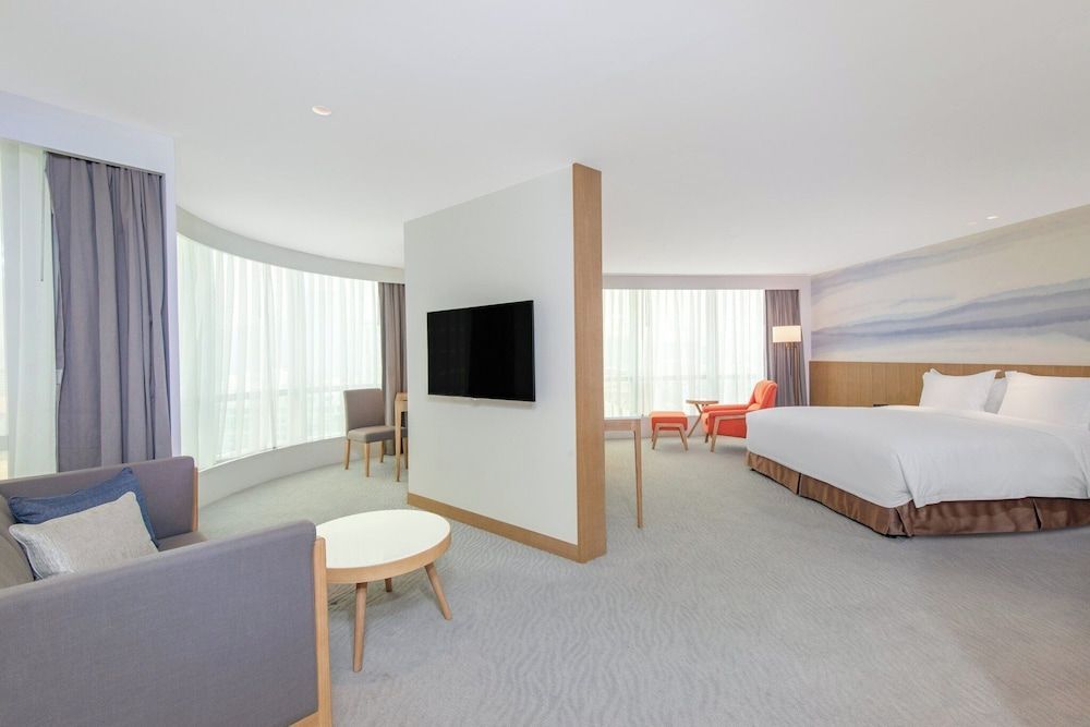 Crowne Plaza Zhuhai City Center by IHG 2