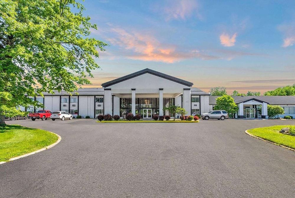 Days Inn by Wyndham Erie 1