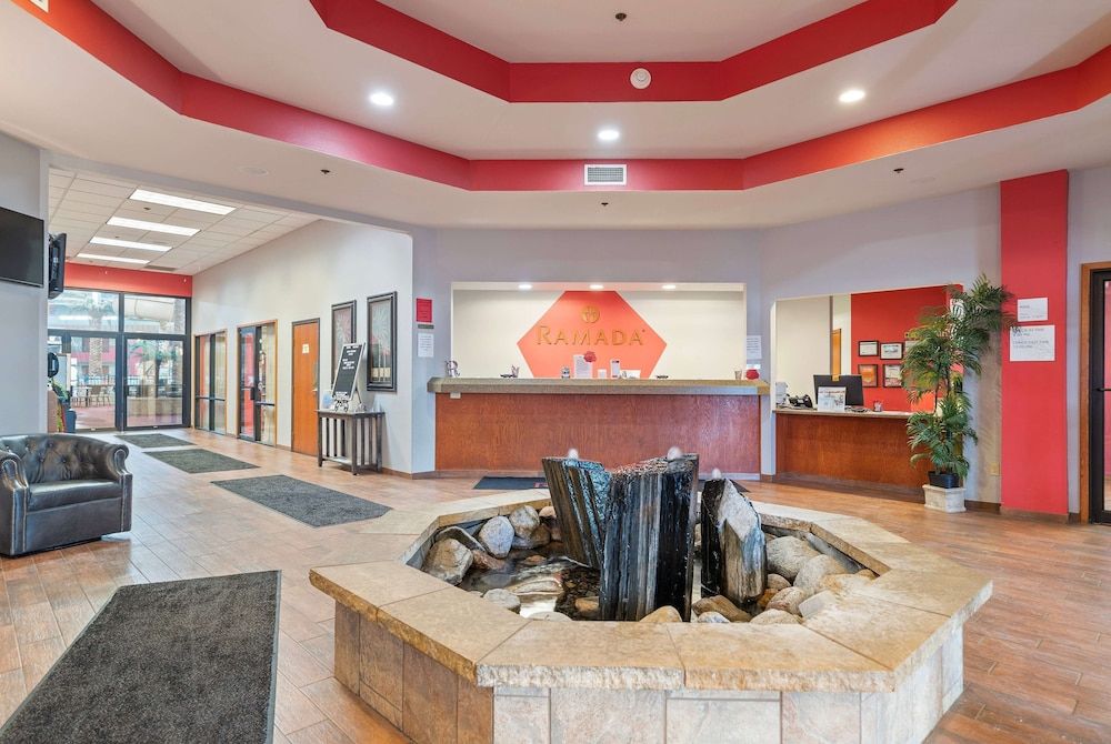 Ramada by Wyndham Sioux Falls Airport - Waterpark Resort & Event Center 2