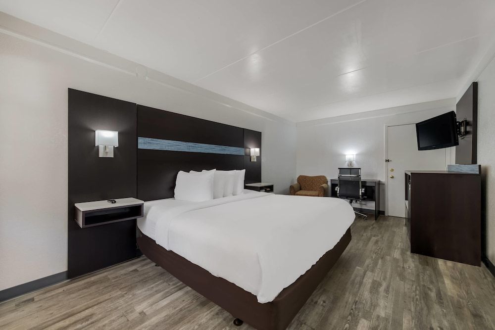 Quality Inn & Suites Airport 1