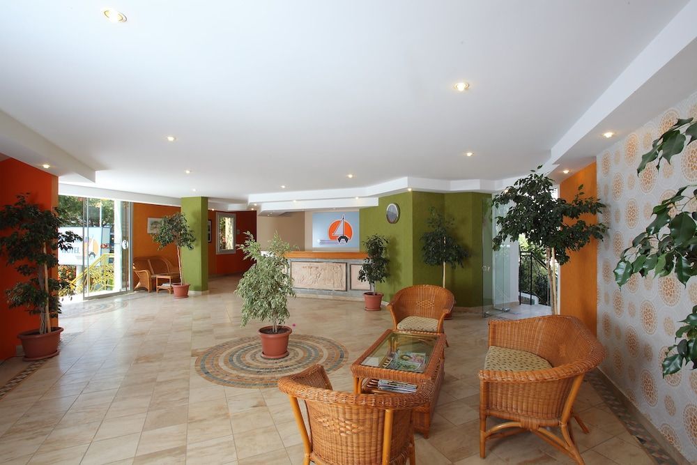 Catamaran Hotel 2