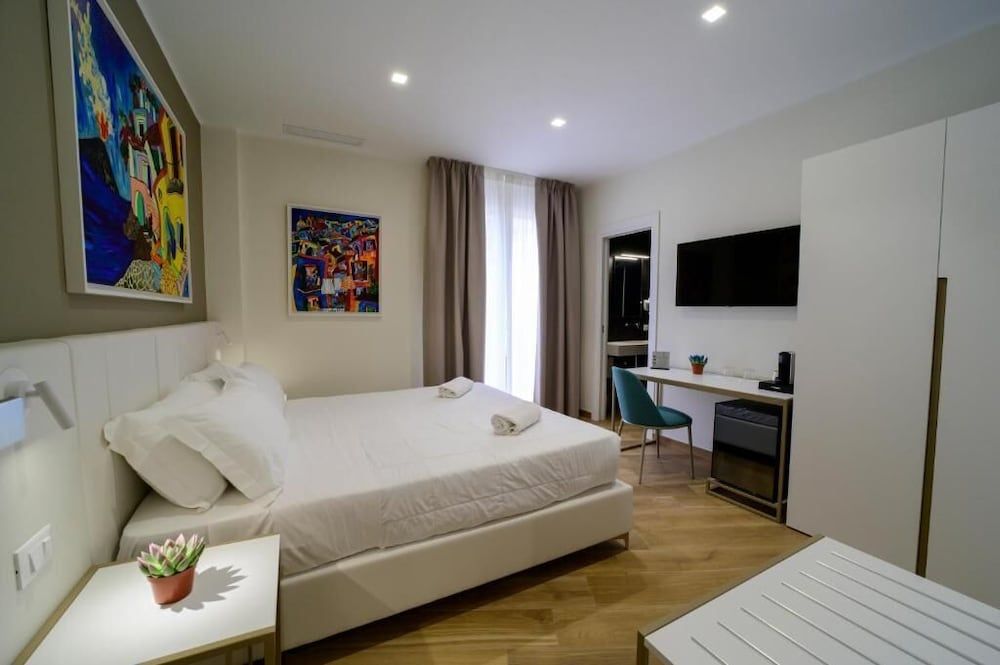 Maqueda Room & Suite 1