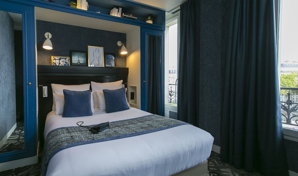 Hotel de Neuville Arc de Triomphe 1