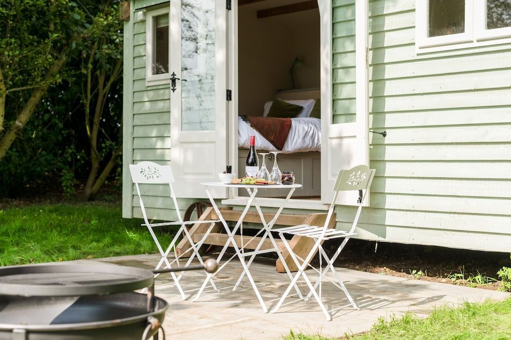 Great Ashley Farm Holiday Cottage & Shepherds Huts 2