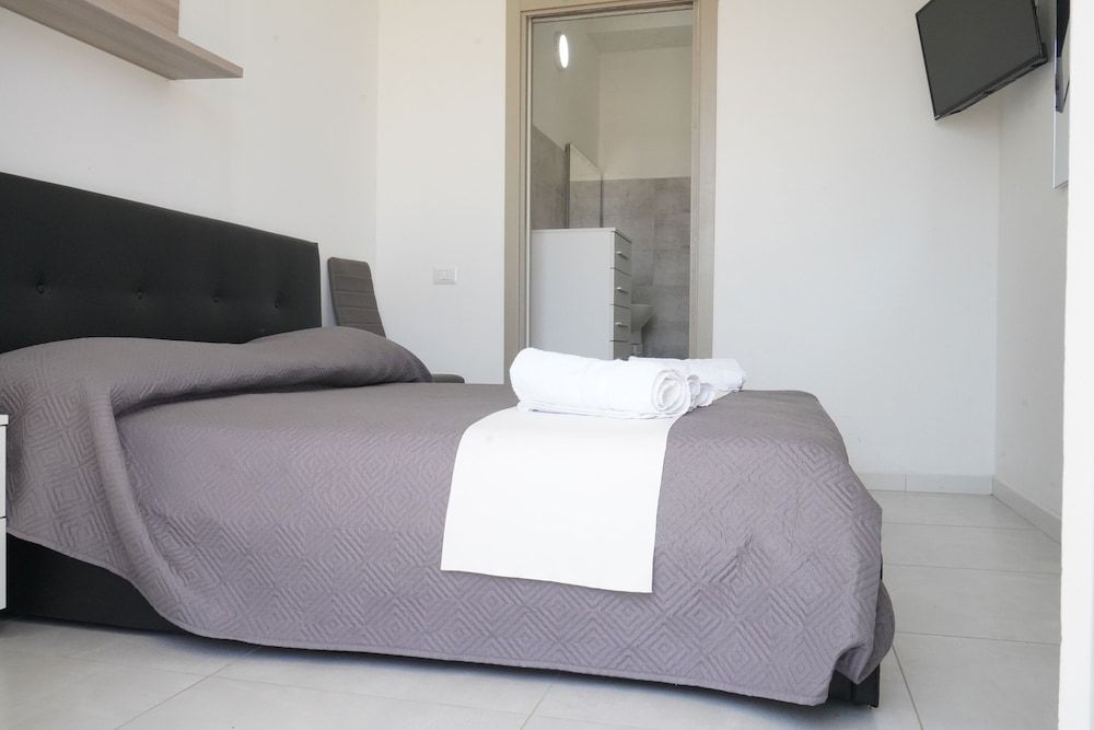 VILLA LEONARDO SAN FOCA - Room, Pool & Restaurant 2