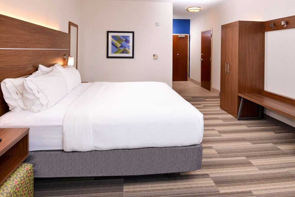 Holiday Inn Express & Suites URBANA-CHAMPAIGN (U OF I AREA) by IHG 1