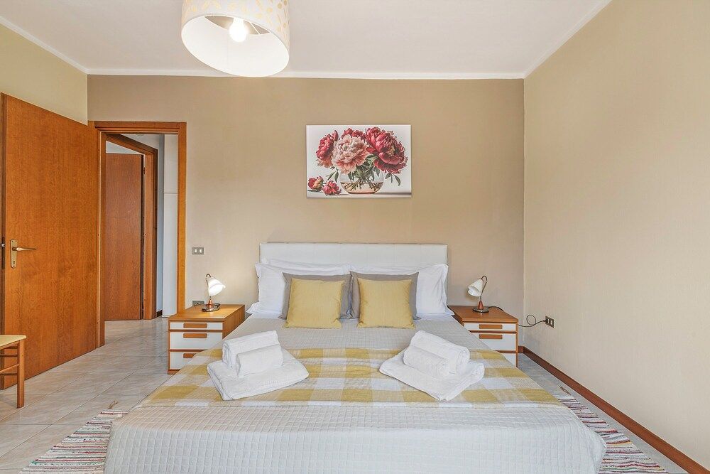 Petalo Bianco: 100m from Lake, Parking and Balcony - Happy Rentals 2