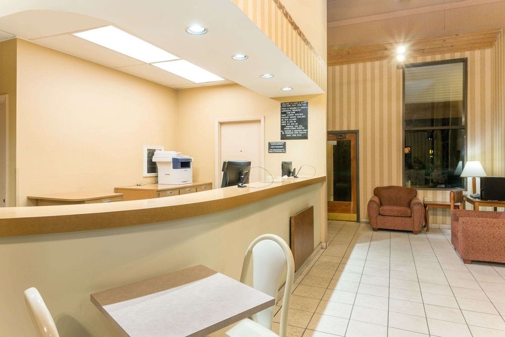 Super 8 by Wyndham Riviera Beach West Palm Beach 2