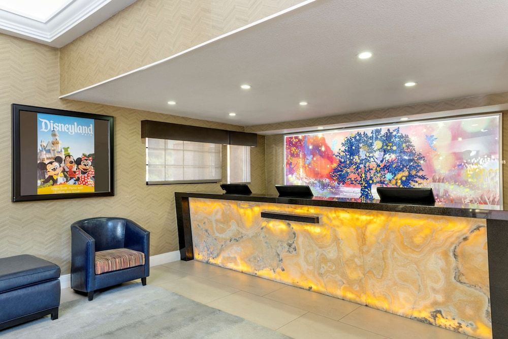 Best Western Plus Raffles Inn & Suites 2