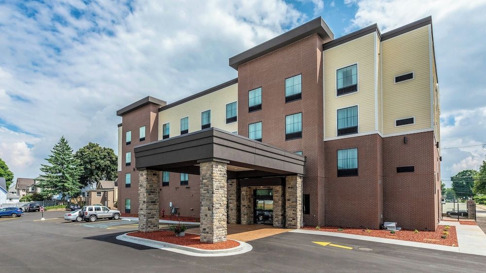Cobblestone Hotel & Suites Hartford 1