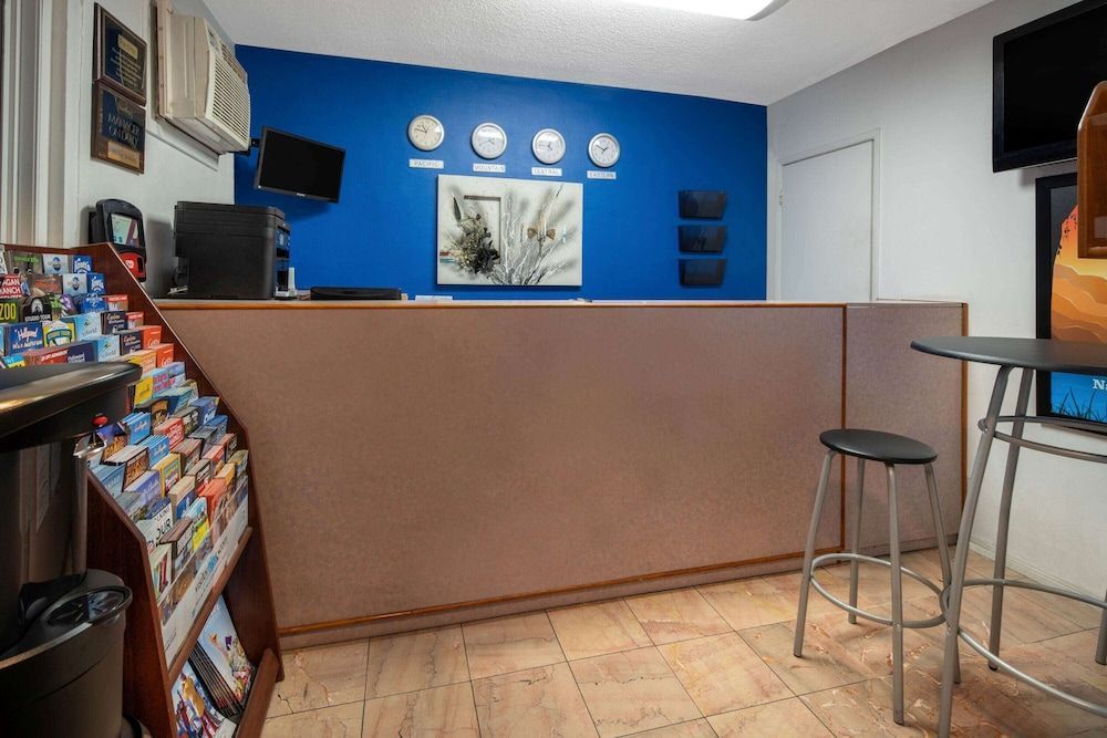 Travelodge by Wyndham Burbank-Glendale 2