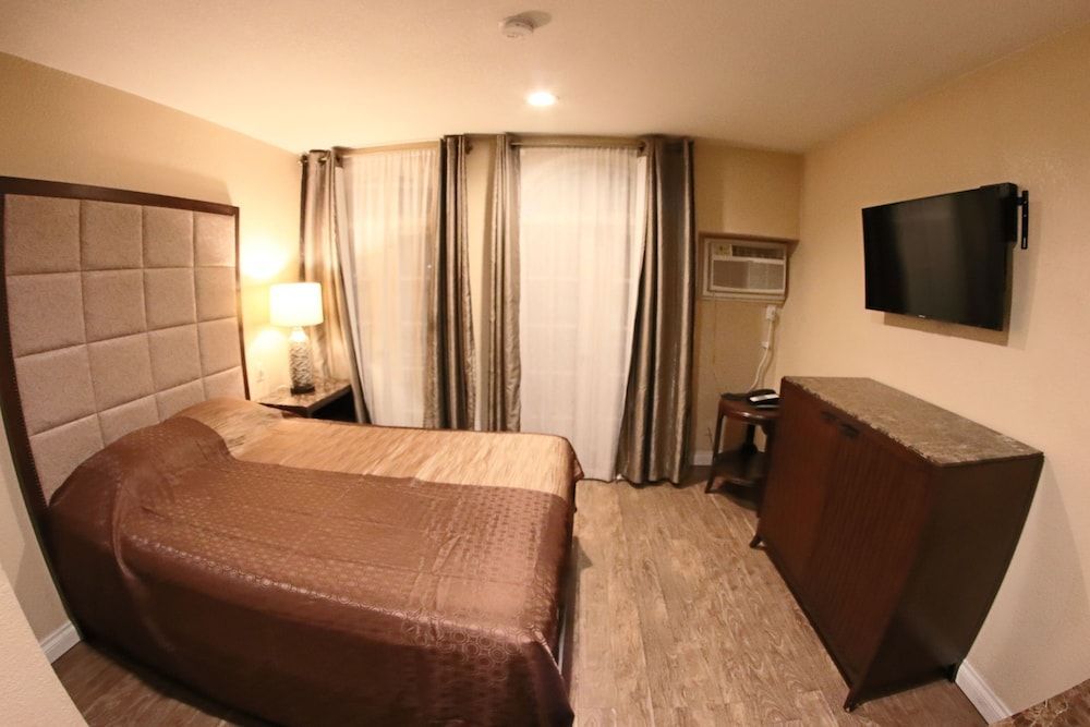 Santa Cruz Inn Riverside 1