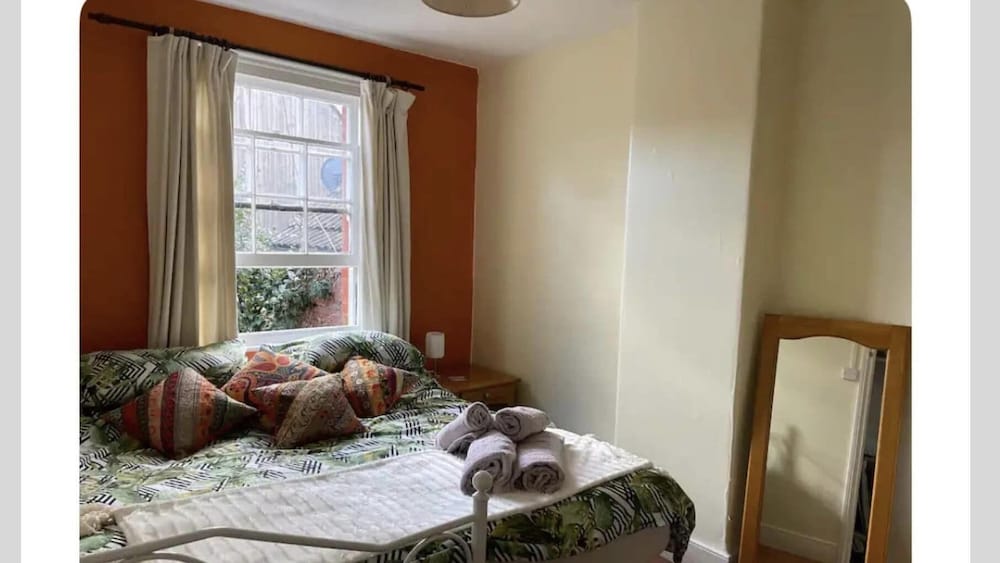 Glastonbury 2-bed House, Sleeps 6 & Pet Friendly 1