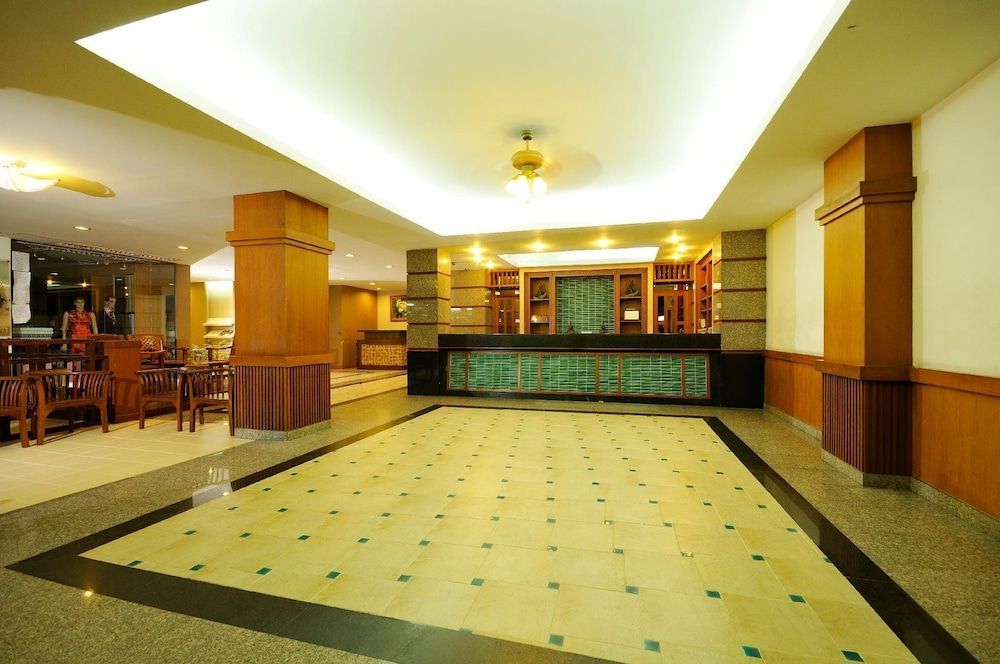 Rambuttri Village Plaza 2
