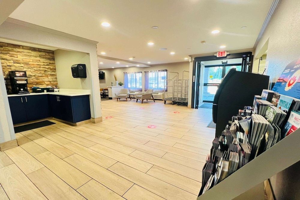 AmericInn by Wyndham Glendale Milwaukee 2