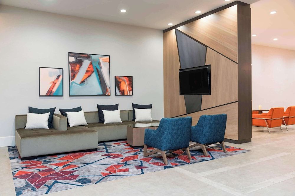 The Center Hotel Grand Rapids Airport 2