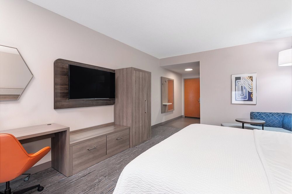 Holiday Inn Express & Suites COLUMBUS EDINBURGH by IHG 2