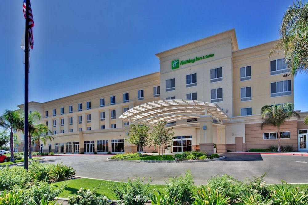 Holiday Inn & Suites BAKERSFIELD by IHG 1