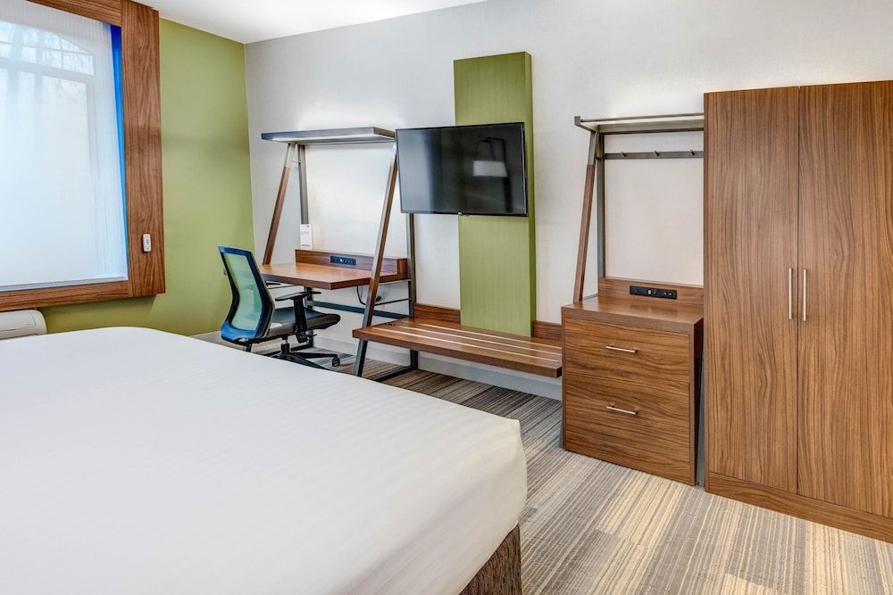 Holiday Inn Express & Suites WOODBRIDGE by IHG 2