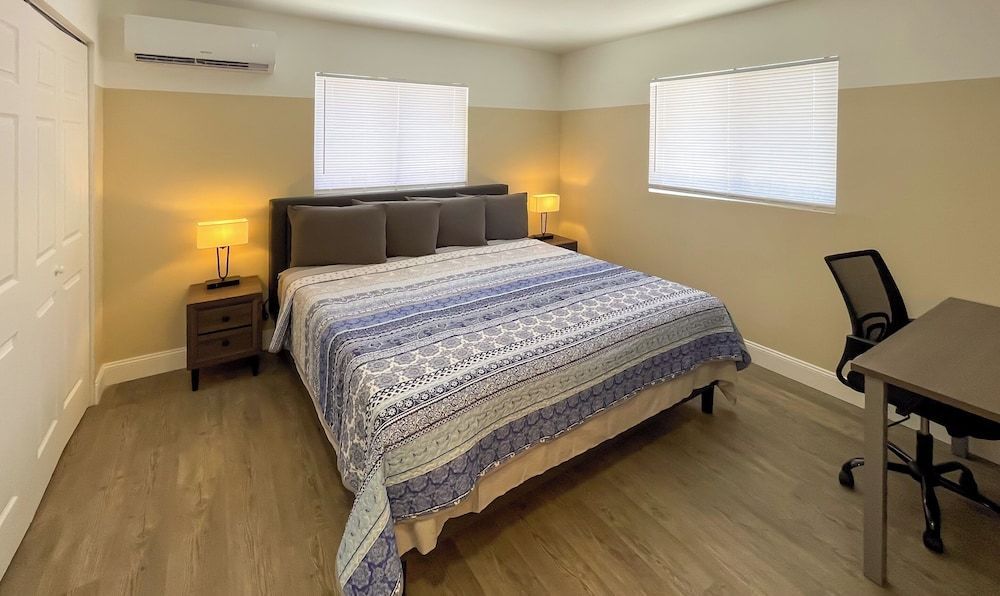 Lazy Cuckoo Inn - Sleek and Stylish Studio Apartments 1