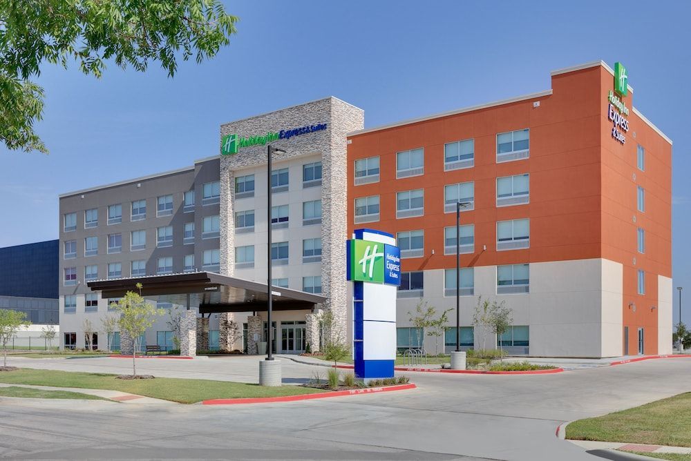 Holiday Inn Express & Suites DALLAS NW HWY - LOVE FIELD by IHG 1