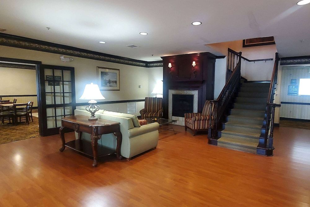Wingate Suites by Wyndham Youngstown - Austintown 2