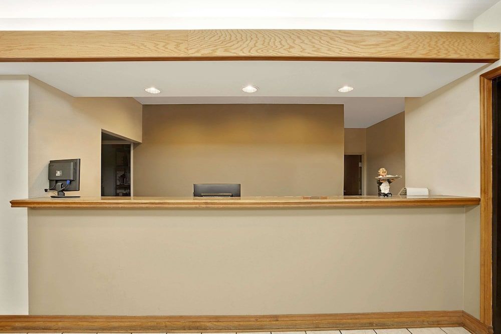 Super 8 by Wyndham Hampshire IL 2
