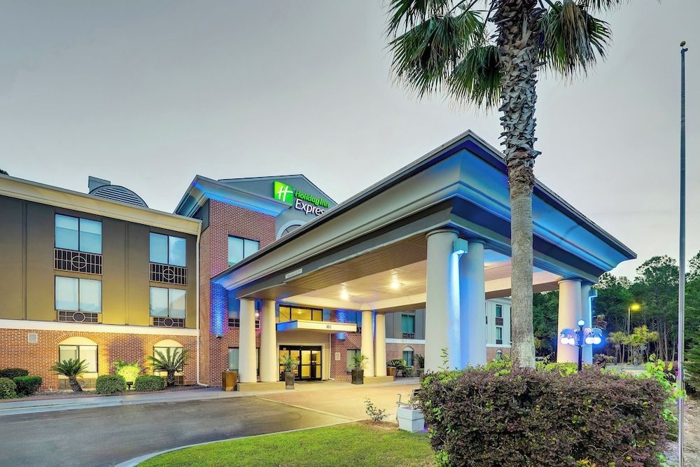 Holiday Inn Express & Suites HINESVILLE EAST - FORT STEWART by IHG 1