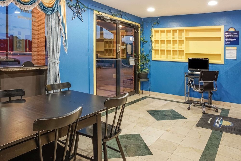 Days Inn by Wyndham Bastrop 2