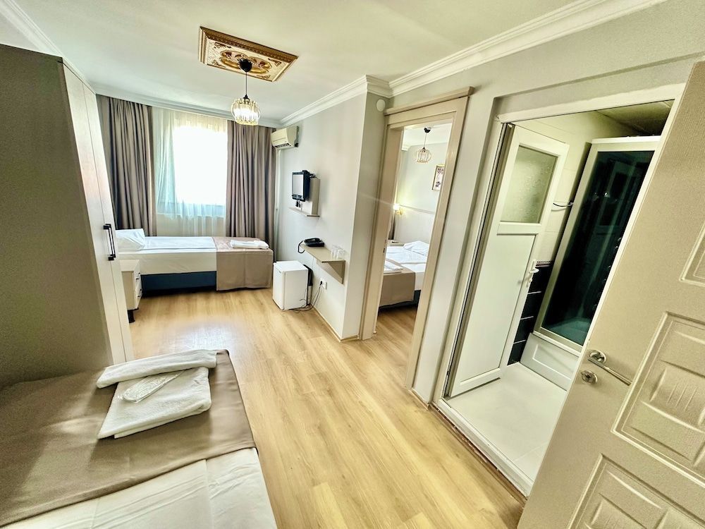 Crowned Exclusive Hotel 1