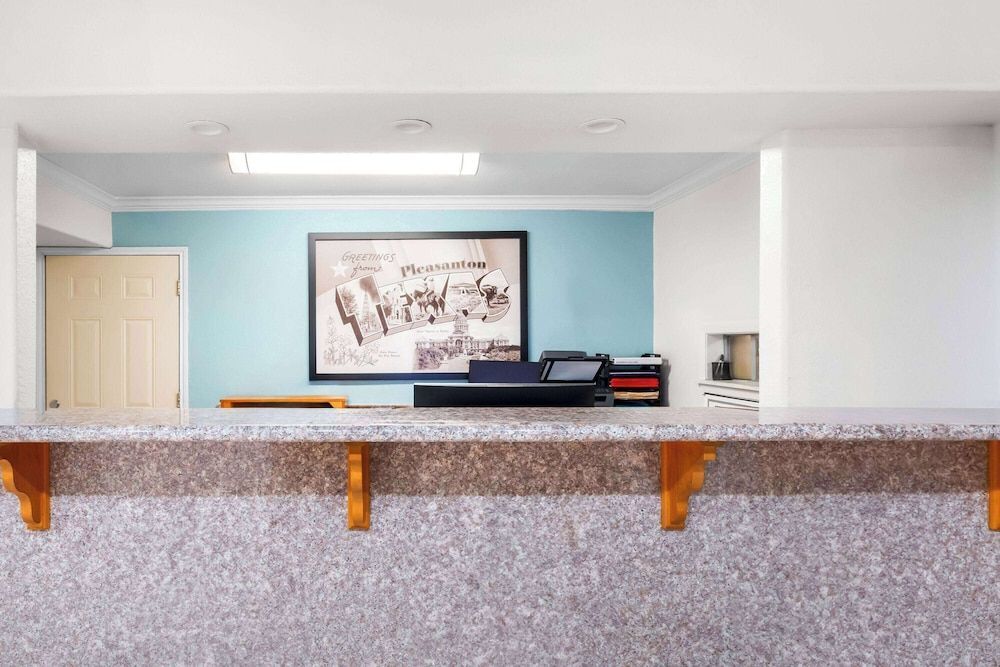 Super 8 by Wyndham Pleasanton 2
