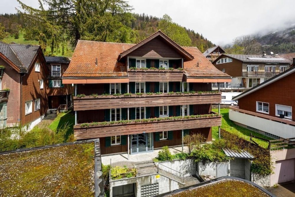 Hirschen Guesthouse - Village Hotel 1