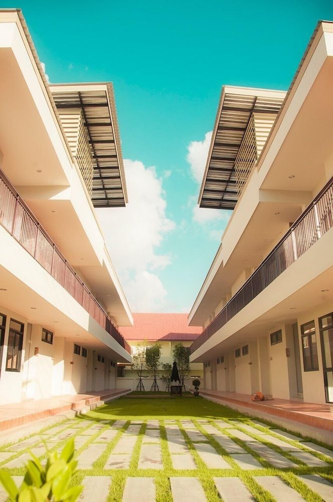 Yellow Moon Hotel 1